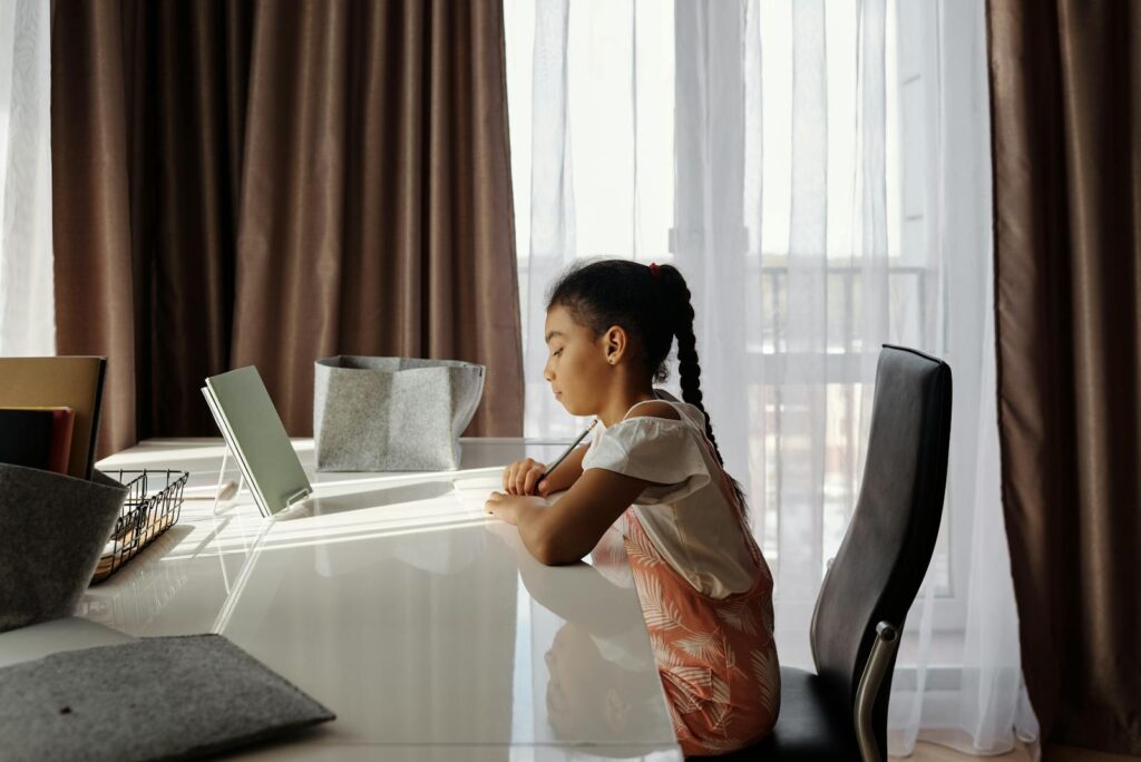 Dívka píše domácí úkoly