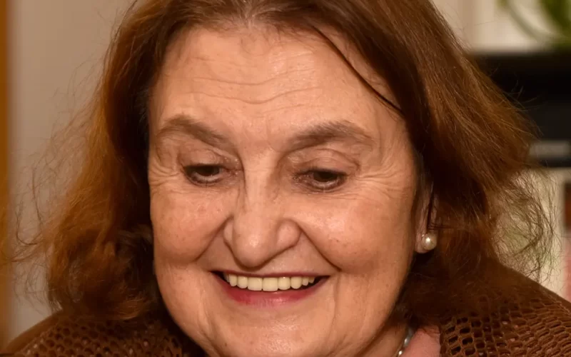 Herečka Eva Holubová se usmívá