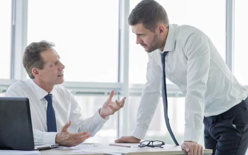 Muž řeší svou pracovní pozici se šéfem