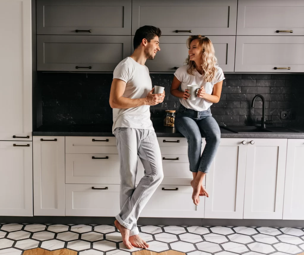 Žena a muž si povídají ve svém bytě