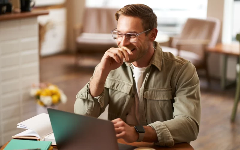 Muž sedící u počítače