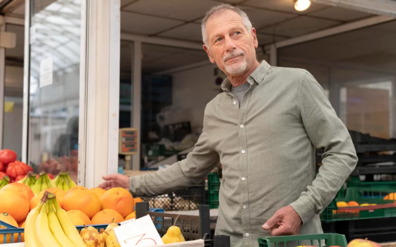 Muž nakupuje potraviny