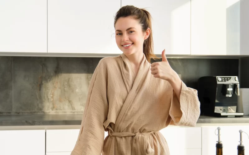 Spokojená žena stojí ve své kuchyni