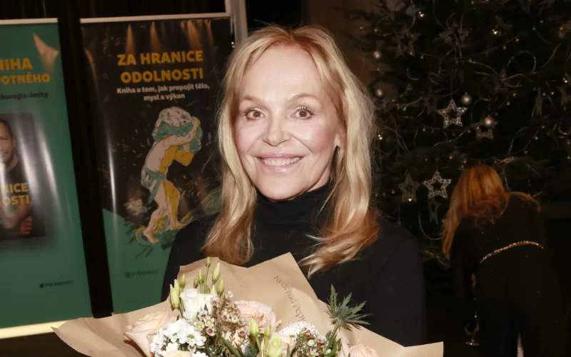 Dagmar Havlová se usmívá a drží v ruce květiny